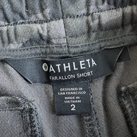Athleta Farallon Shorts Sweat Drawstring Elastic Waist Pockets Green Camo Size 2 - Picture 3 of 9